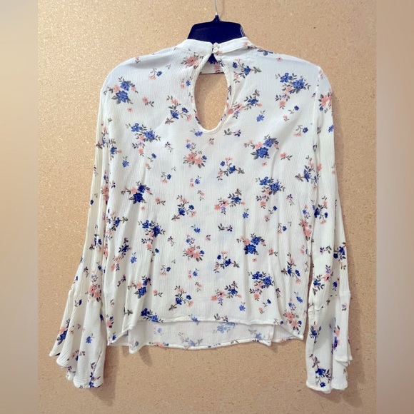 American Eagle Outfitters Cream Floral Blouse Keyhole Cutout Blouse. Size S - Picture 2 of 3